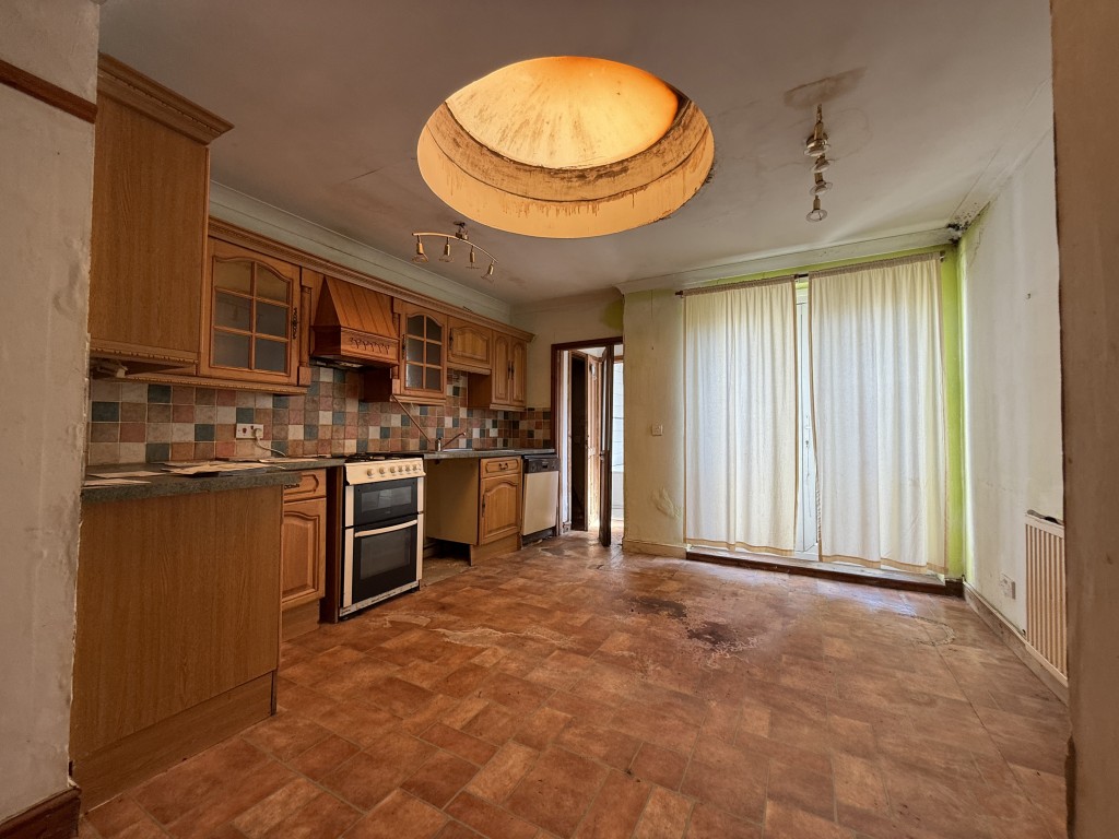 Lot: 93 - TWO-BEDROOM HOUSE REQUIRING IMPROVEMENT CLOSE TO TOWN CENTRE - Kitchen area